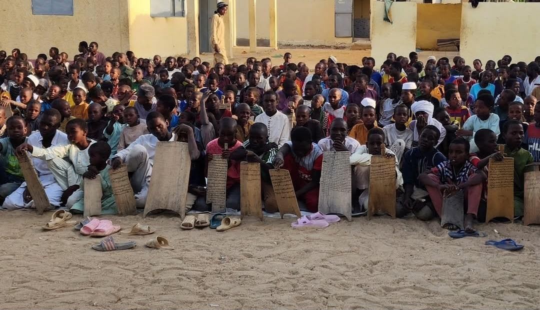 Enfants réunis pour un enseignement coranique en plein air