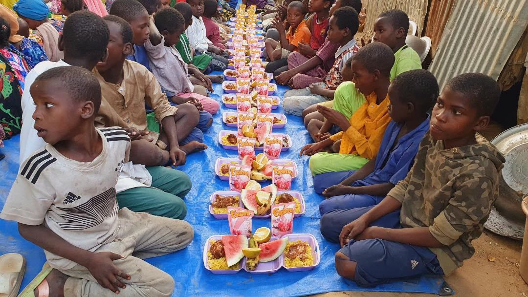 Distribution de repas à des enfants par Ummah Solidaritée